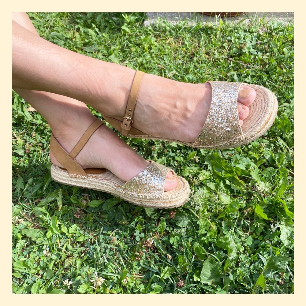 🎉Gold Glittery Espadrille Sandals 🎉 - Picture 10 of 15